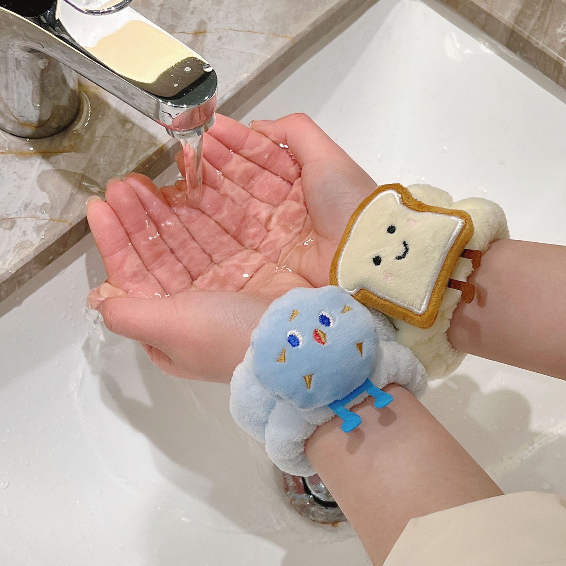Cartoon cute face wash and hair band, girls' plush hair tie, wrist strap, makeup remover, face wash and water-absorbing magic tool Application Scenario