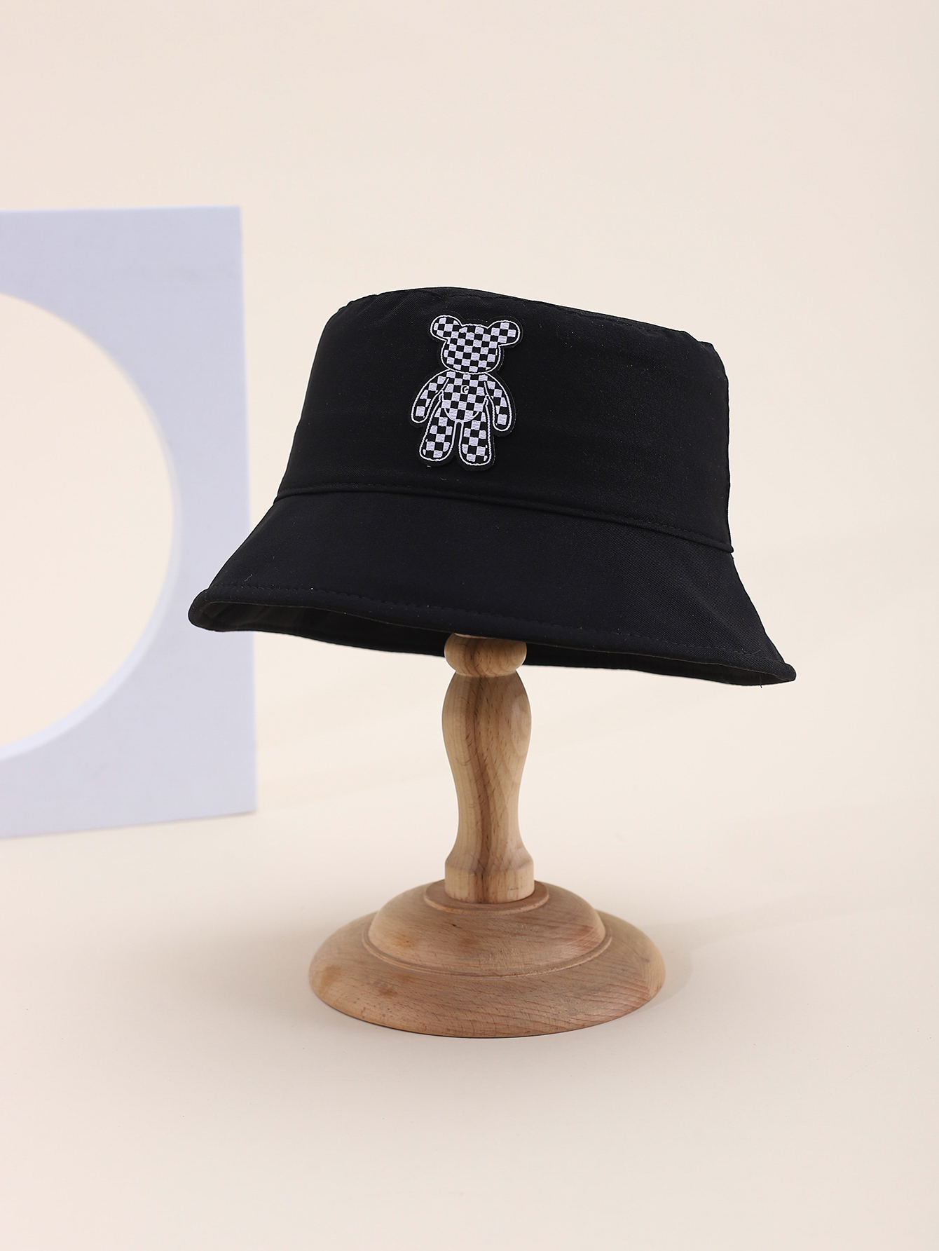 This spring and summer hit children's single-sided fisherman hat with a big bear label is cute, cartoonish, classic and versatile. It's a unique children's single-sided fisherman hat with a built-in drawstring on the inner side Item Picture