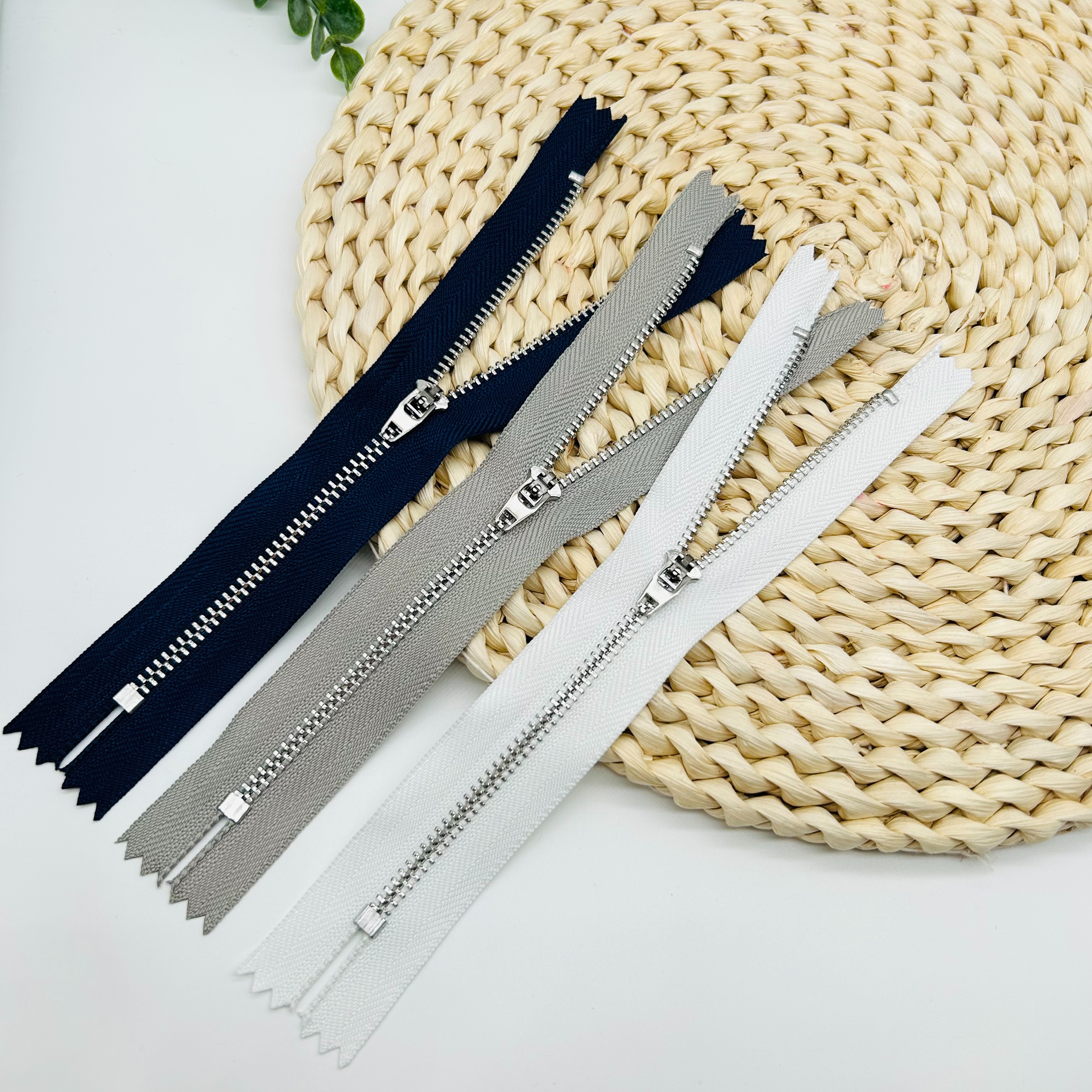 拉链/拉绳拉头/ykk拉链/5号树脂拉链/拉链装饰胶条细节图