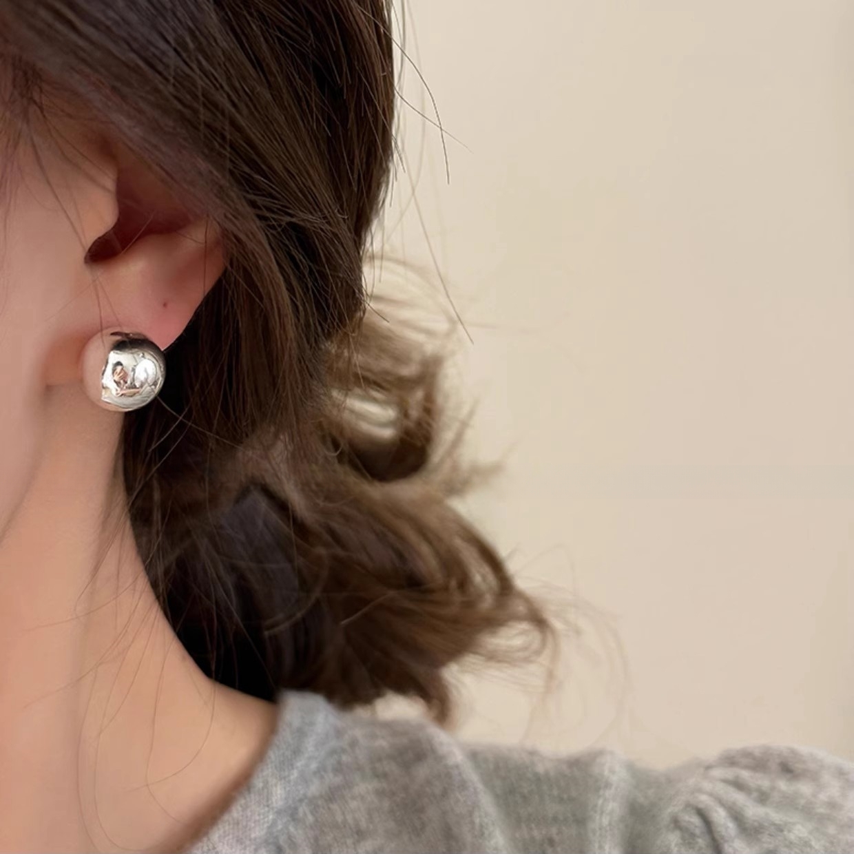 Xuhui brand exquisite and light luxury copper-plated real gold 925 silver needle ball design fashionable stud earrings and earrings details Picture
