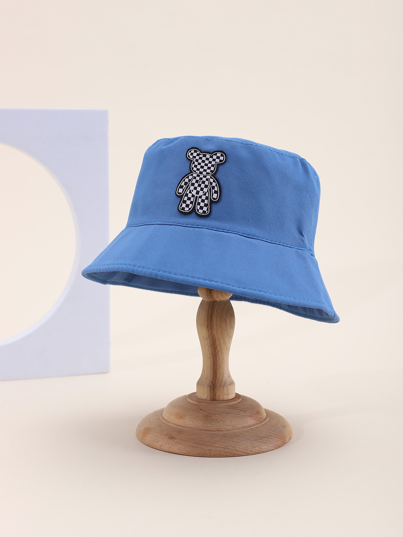 This spring and summer hit children's single-sided fisherman hat with a big bear label is cute, cartoonish, classic and versatile. It's a unique children's single-sided fisherman hat with a built-in drawstring on the inner side details Picture