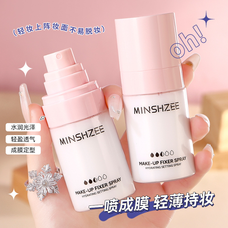 Mingxi Zhi Setting Spray provides long-lasting makeup, hydrates and moisturizes without smudging. It is portable, waterproof and sweat-proof. It is suitable for women to use across borders full figure