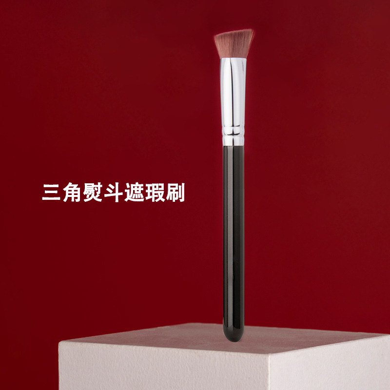 Triangular High-gloss Ironing Brush, Extra-large fiber bristles, brightening and concealing brush, powder-free and scar-free beauty brush, Cangzhou makeup brush details Picture