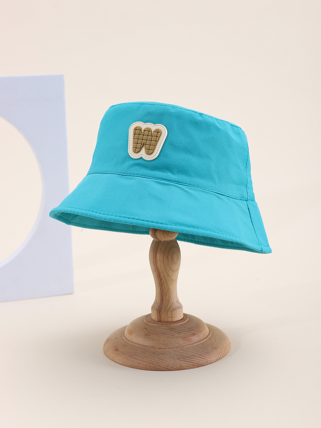 This spring and summer hit children's single-sided fisherman hat with a sticker is cute, cartoonish, classic, versatile and personalized. The inner side of this children's single-sided fisherman hat comes with a drawstring Application Scenario