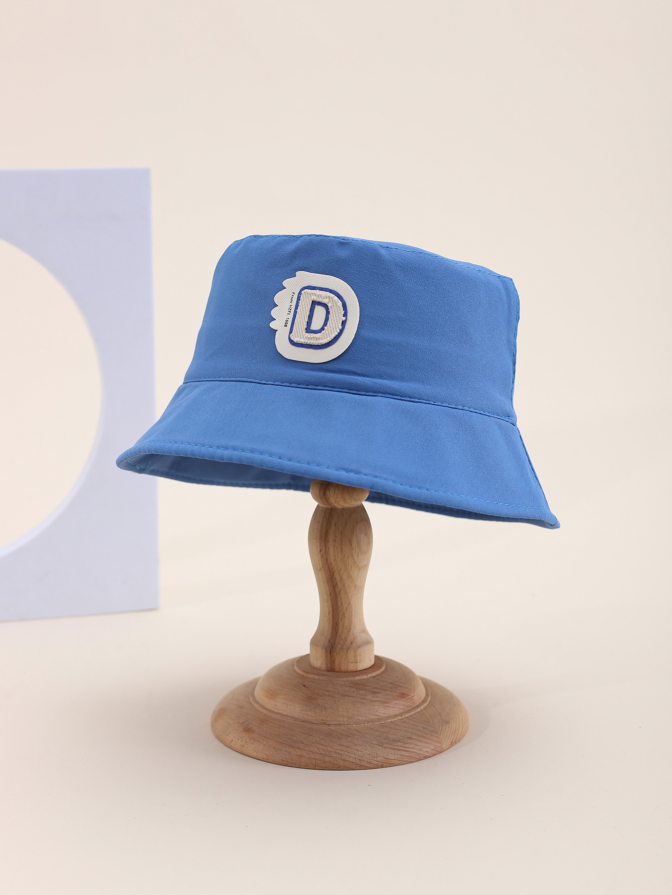 This is a popular children's single-sided fisherman hat with a label for spring and summer. It's cute, cartoonish, classic, versatile and personalized. The inner side of this children's single-sided fisherman hat comes with a drawstring Application Scenario