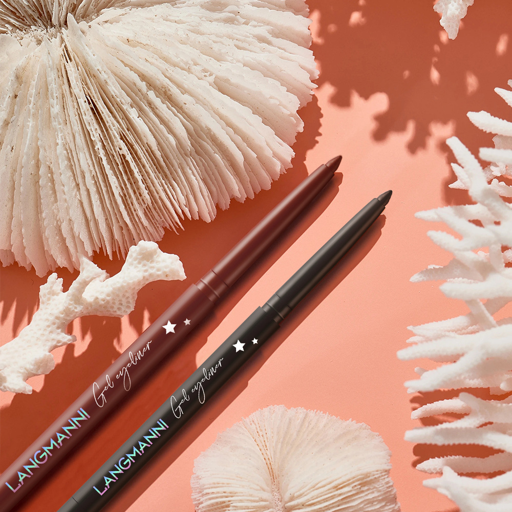 The Langmanni automatic rotating eyeliner gel pen is less likely to smudge eyeliner Application Scenario