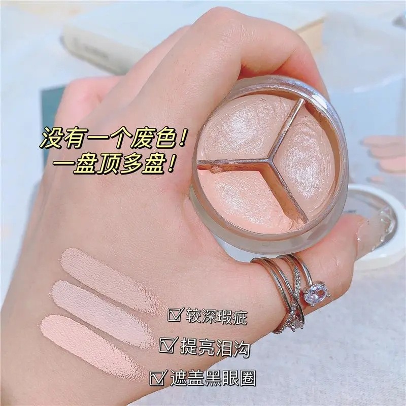 novo Pure and Light Three-Color Concealer Hydrates and moisturizes without powder clog, covering acne marks, spots and tear troughs. Concealer palette full figure