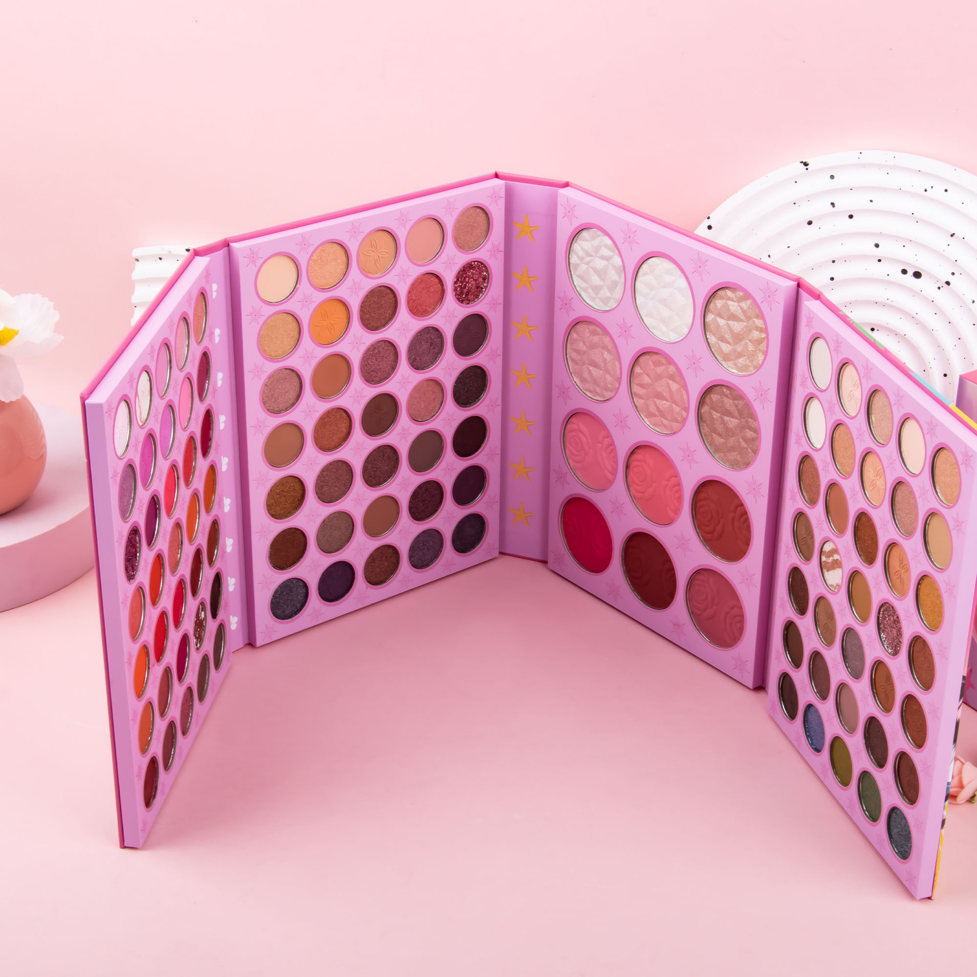 Cross-border 117-color folding eyeshadow palette, four-layer matte, pearlescent blush contour, high-gloss one-piece makeup palette Application Scenario