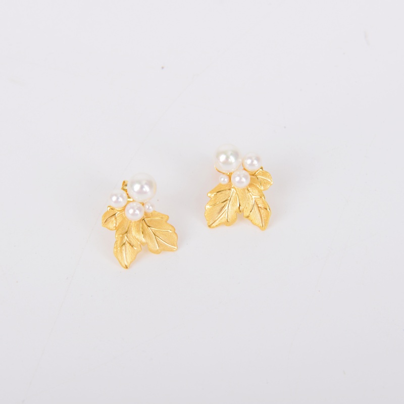 The new 18k gold-plated pearl grape leaf ear studs are elegant, fashionable, individual, niche and high-end, exquisite earrings Specification image