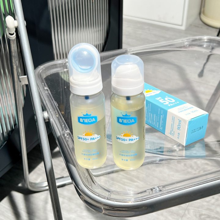 This cartoon small aperture crystal sunscreen spray is 50 times transparent and colorless, suitable for use on planes, high-speed trains and subways Application Scenario