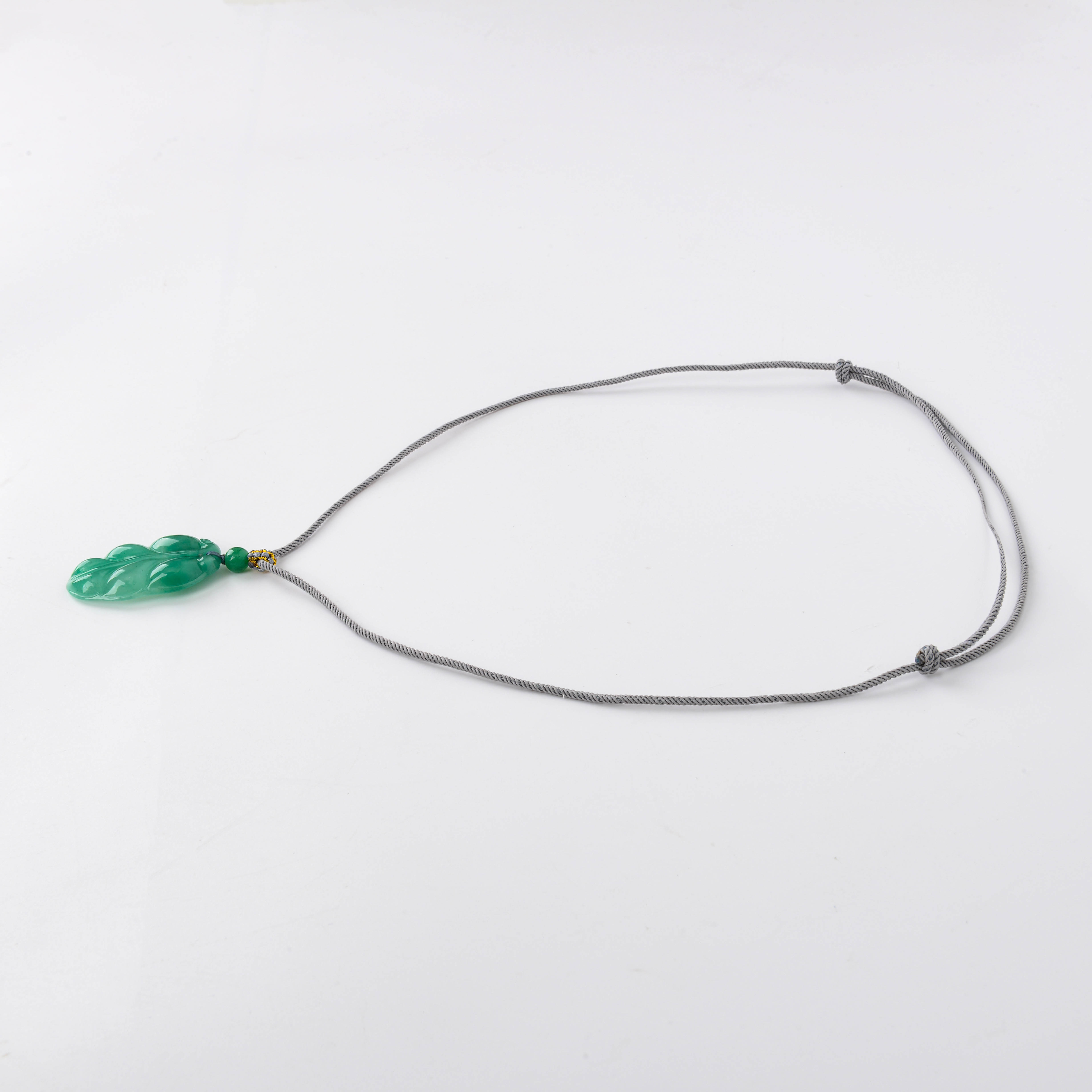 A small round thread is wound around a golden silk thread and tied flat to create an adjustable jade, agate, Hetian jade, amber and gold pendant necklace Application Scenario
