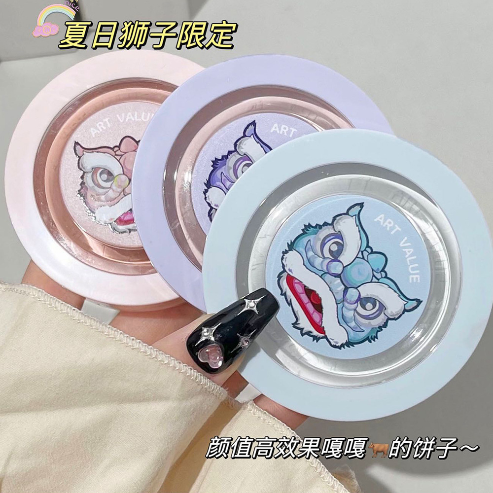 The new Art Value Lion Love and Artistic Setting Powder Compact is light, waterproof, loose, brightening, concealing and affordable full figure