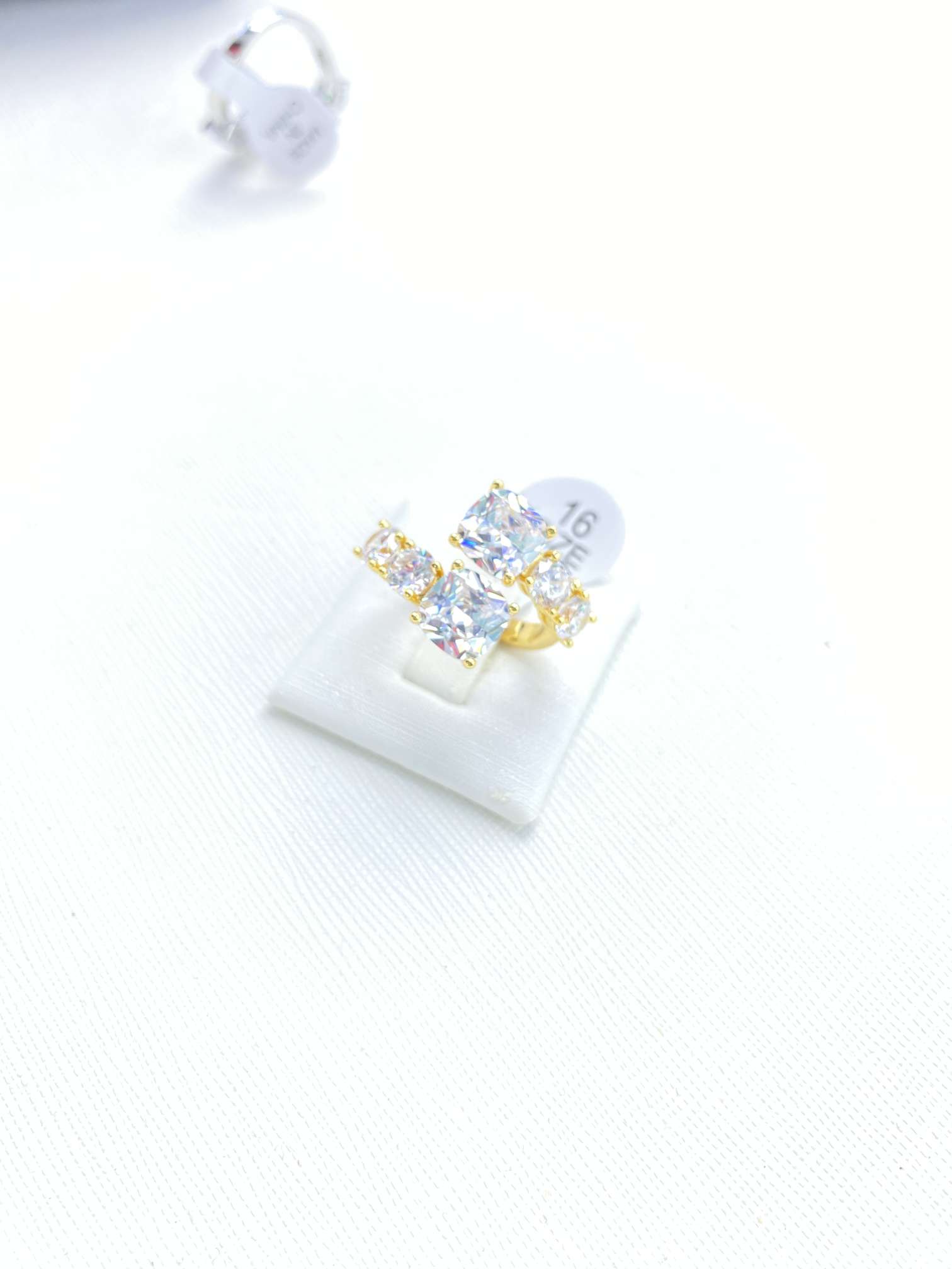 The sparkling double-headed zircon open ring exudes a sense of light luxury and sophistication for women. It is an exquisite bone joint ring that is versatile and personalized for women
