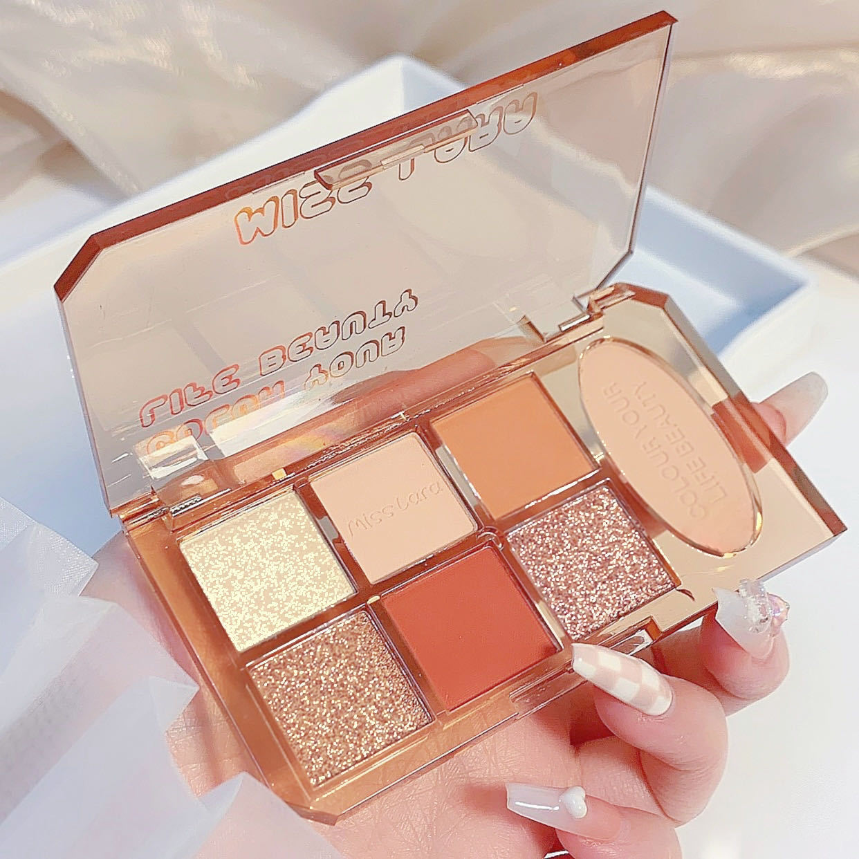 miss lara's Seven-color Eyeshadow palette: Low-saturation, multi-functional, everyday color-enhancing powder with fine texture and high gloss blush Application Scenario