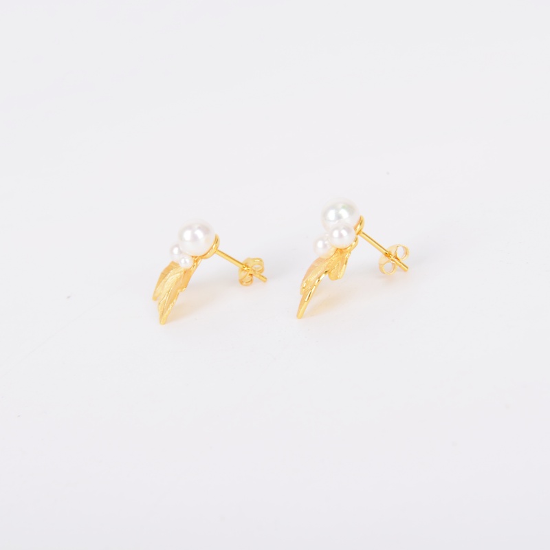 The new 18k gold-plated pearl grape leaf ear studs are elegant, fashionable, individual, niche and high-end, exquisite earrings details Picture