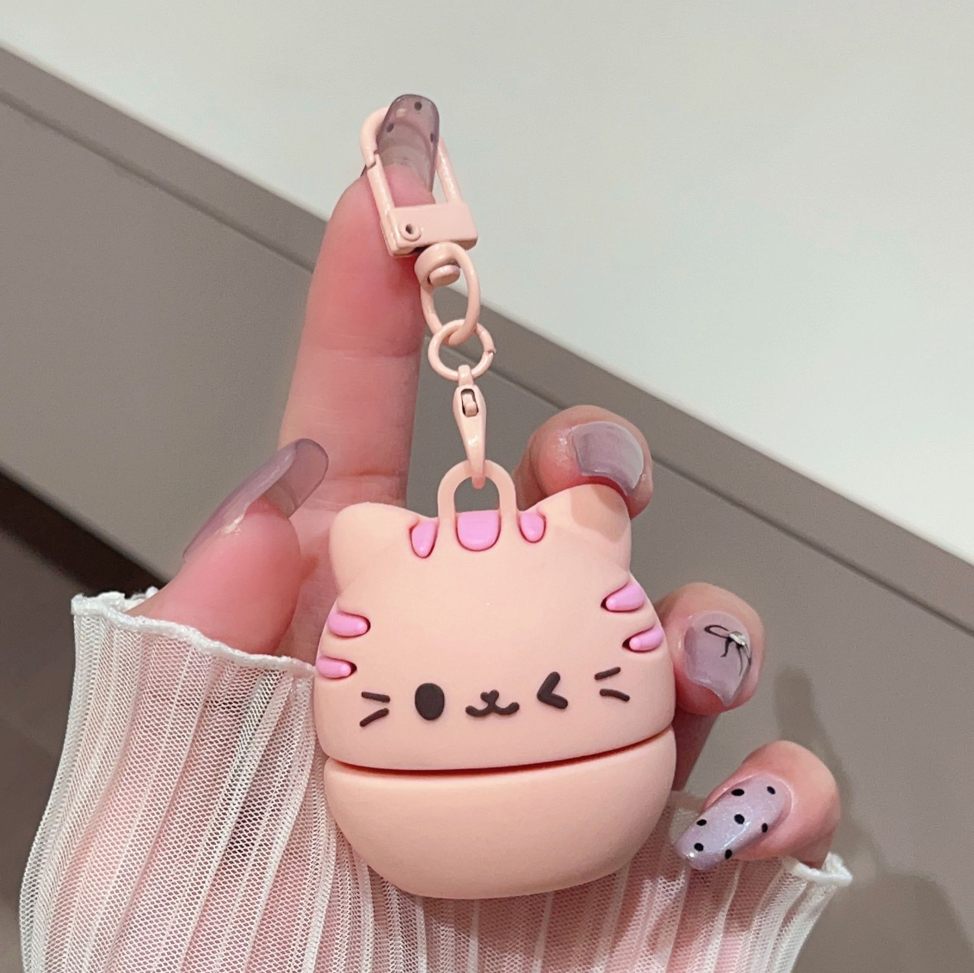 Children's lip balm, Cute Cat Moisturizing Lip Balm, student hydrating and moisturizing, reducing lip lines, preventing dryness and cracking, colorless lip moisturizing and repairing Application Scenario