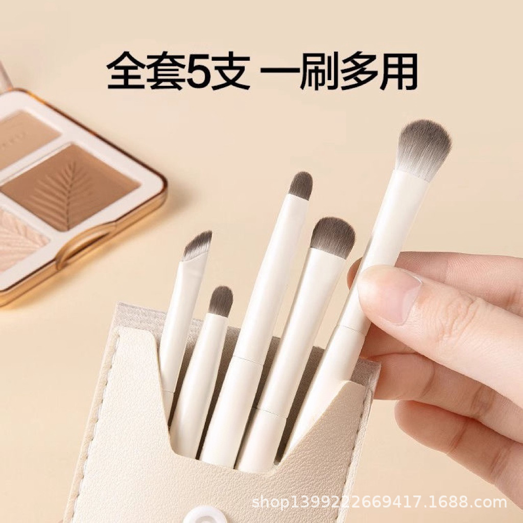The eyeshadow brush provides detailed coverage for the eyes, including the under-eye makeup and the soft bristle conical fine concealer. It is portable details Picture