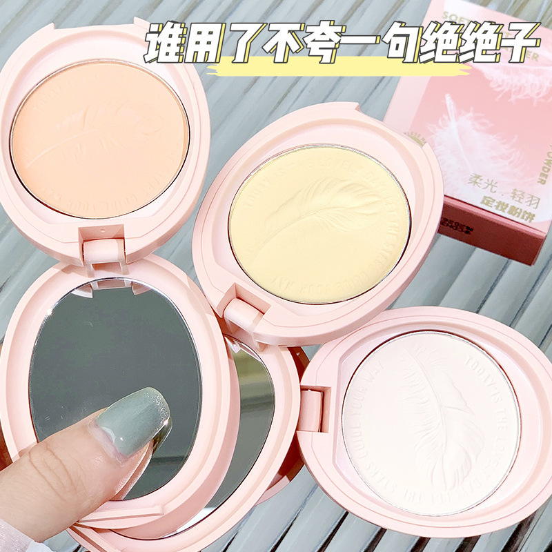 xixi Soft Light Feather Setting Powder Compact features a matte, soft mist concealer, long-lasting water resistance, and no smudging. It's a pseudo-natural look for students full figure