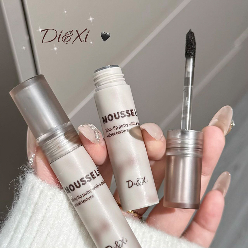 DI&XI Soft Mist Mousse Lip Mud has a matte mist effect that makes the skin look fair and long-lasting without fading. It is an affordable lipstick with a variety of colors to choose from details Picture