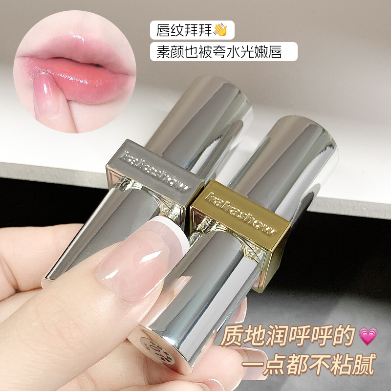 kakashow's small silver tube lip balm hydrates, moisturizes, does not feel greasy, prevents dryness and cracking, and reduces lip lines. It's a must-have wholesale for autumn and winter Application Scenario