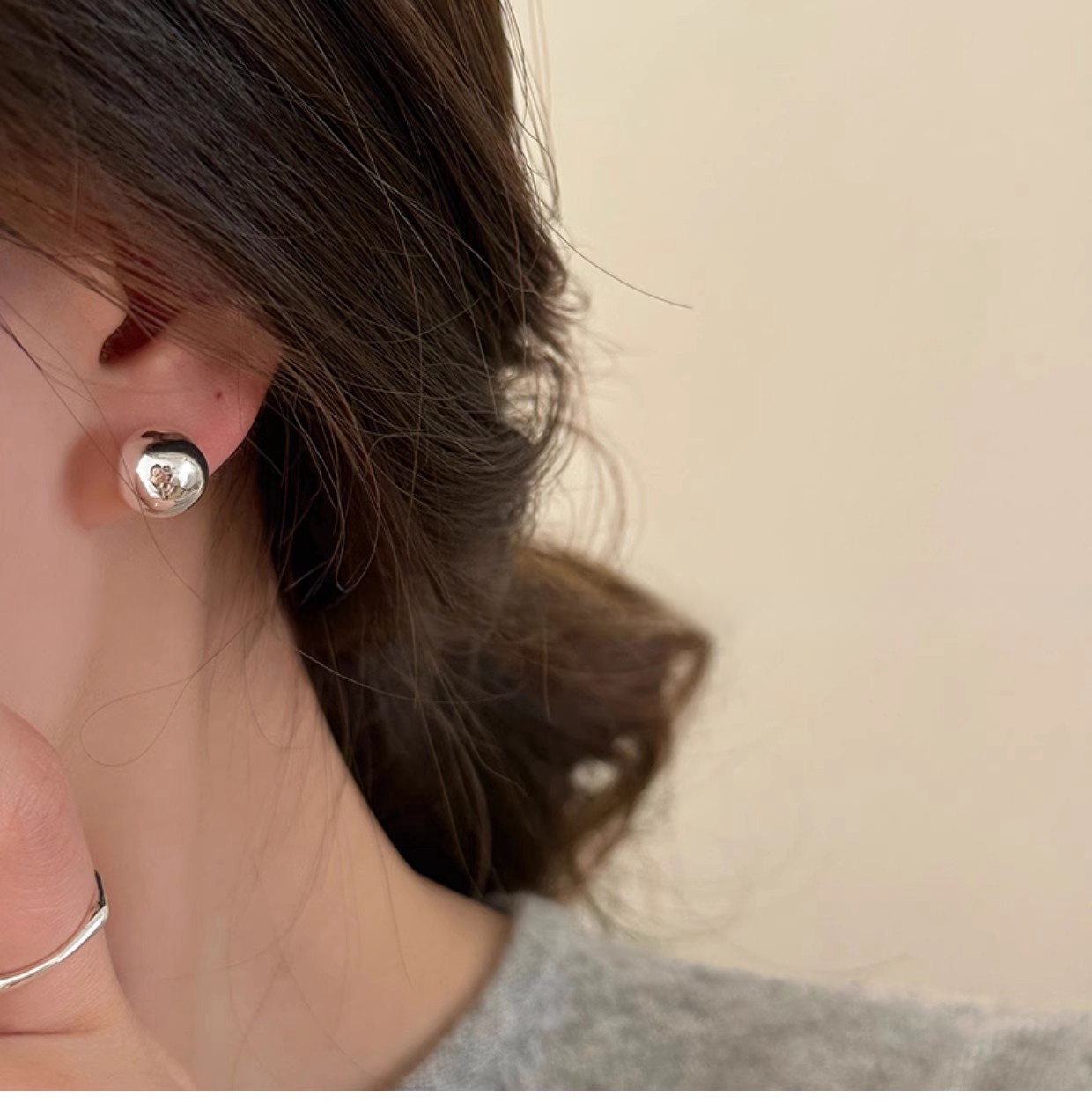 Xuhui brand exquisite and light luxury copper-plated real gold 925 silver needle ball design fashionable stud earrings and earrings full figure