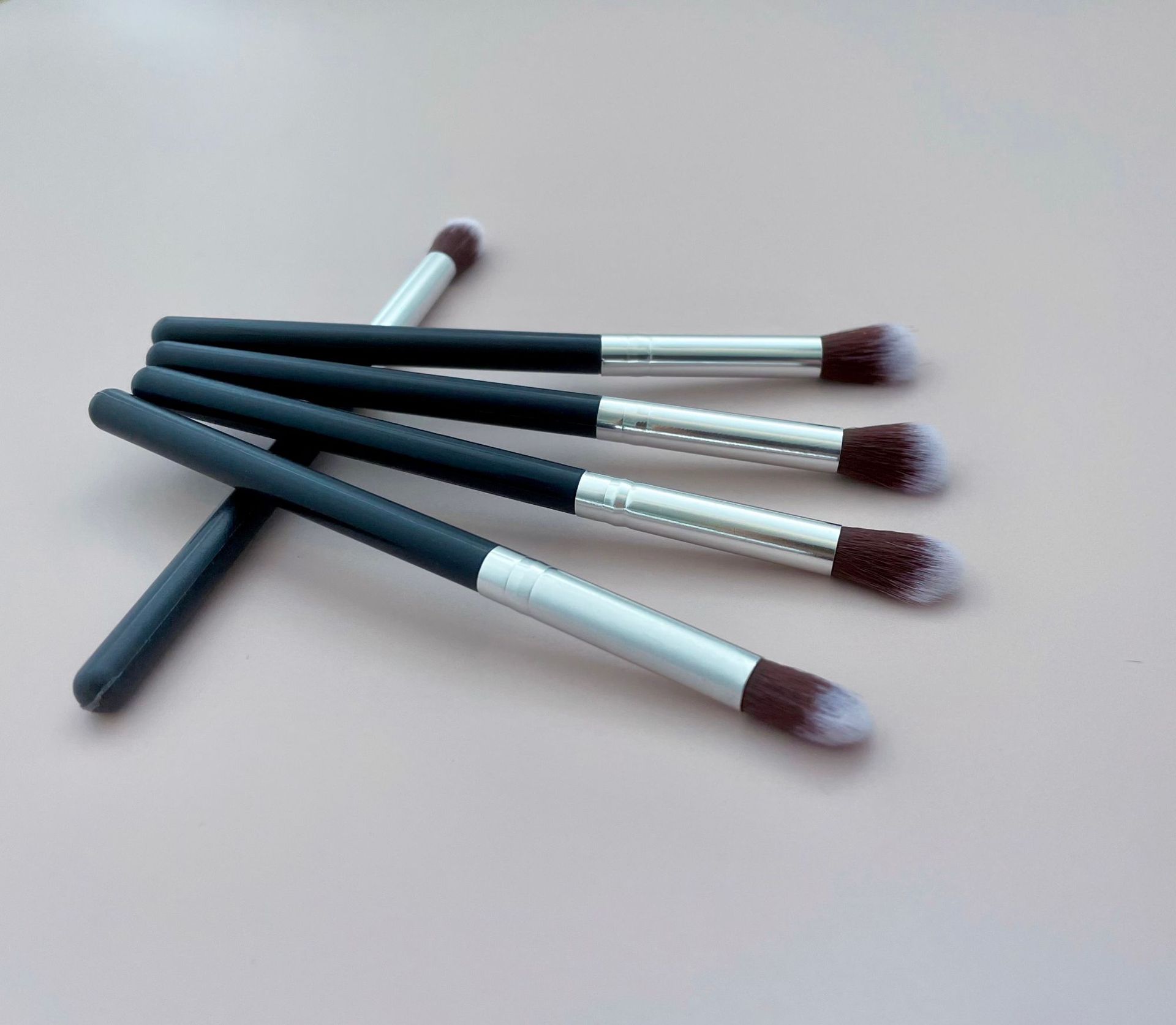 Cangzhou single white and black dual-color nose shadow brush, eyeshadow brush, and shading brush multi-functional portable makeup brush manufacturer wholesale full figure