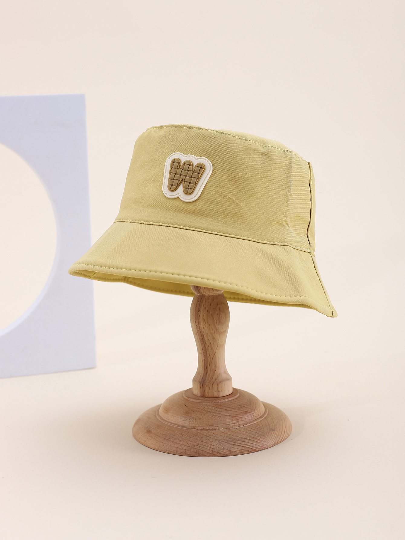 This spring and summer hit children's single-sided fisherman hat with a sticker is cute, cartoonish, classic, versatile and personalized. The inner side of this children's single-sided fisherman hat comes with a drawstring details Picture