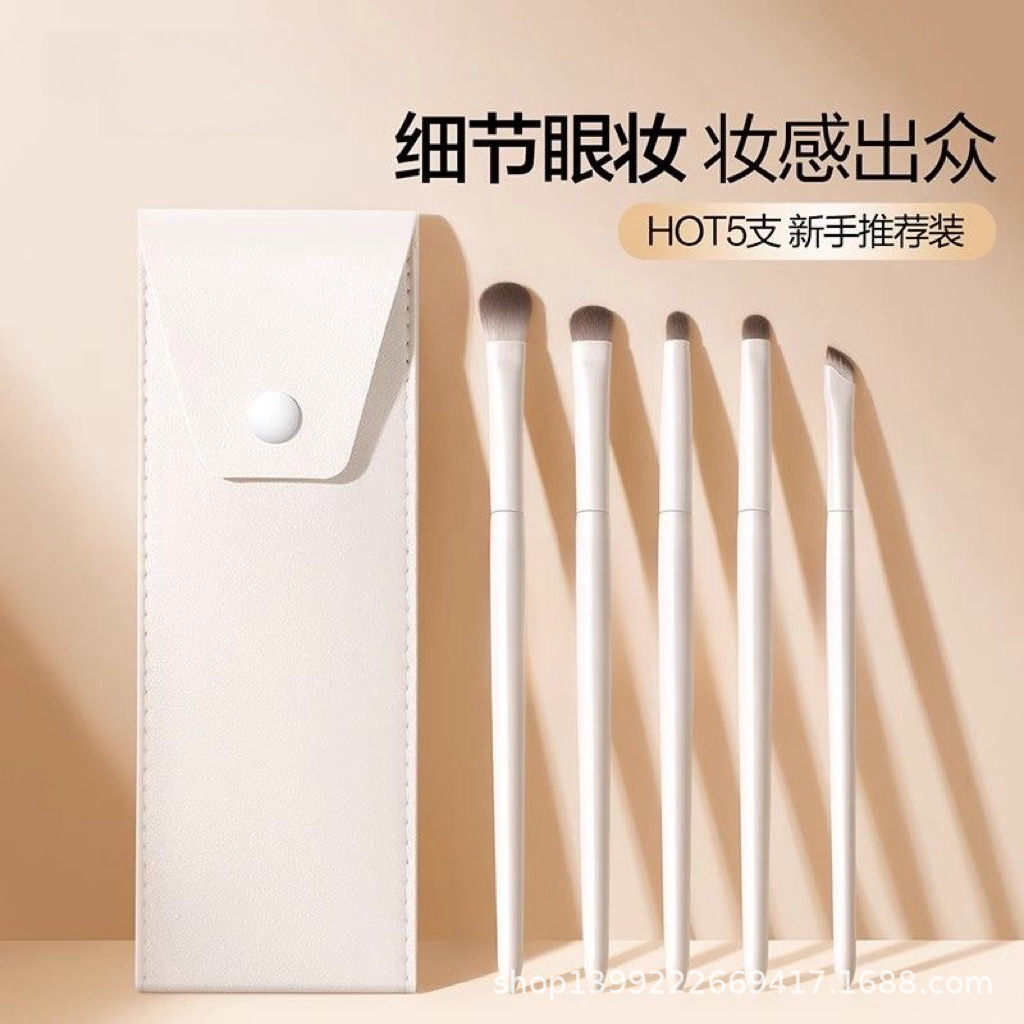 The eyeshadow brush provides detailed coverage for the eyes, including the under-eye makeup and the soft bristle conical fine concealer. It is portable full figure
