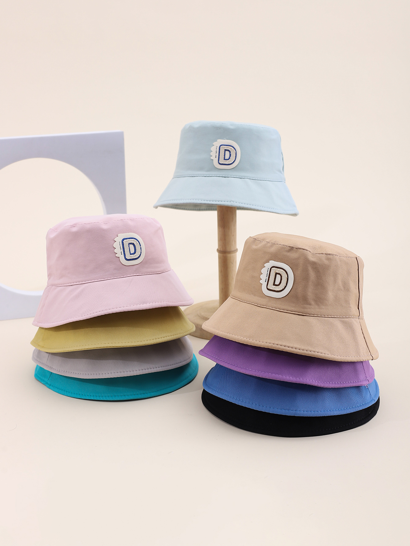 This is a popular children's single-sided fisherman hat with a label for spring and summer. It's cute, cartoonish, classic, versatile and personalized. The inner side of this children's single-sided fisherman hat comes with a drawstring full figure