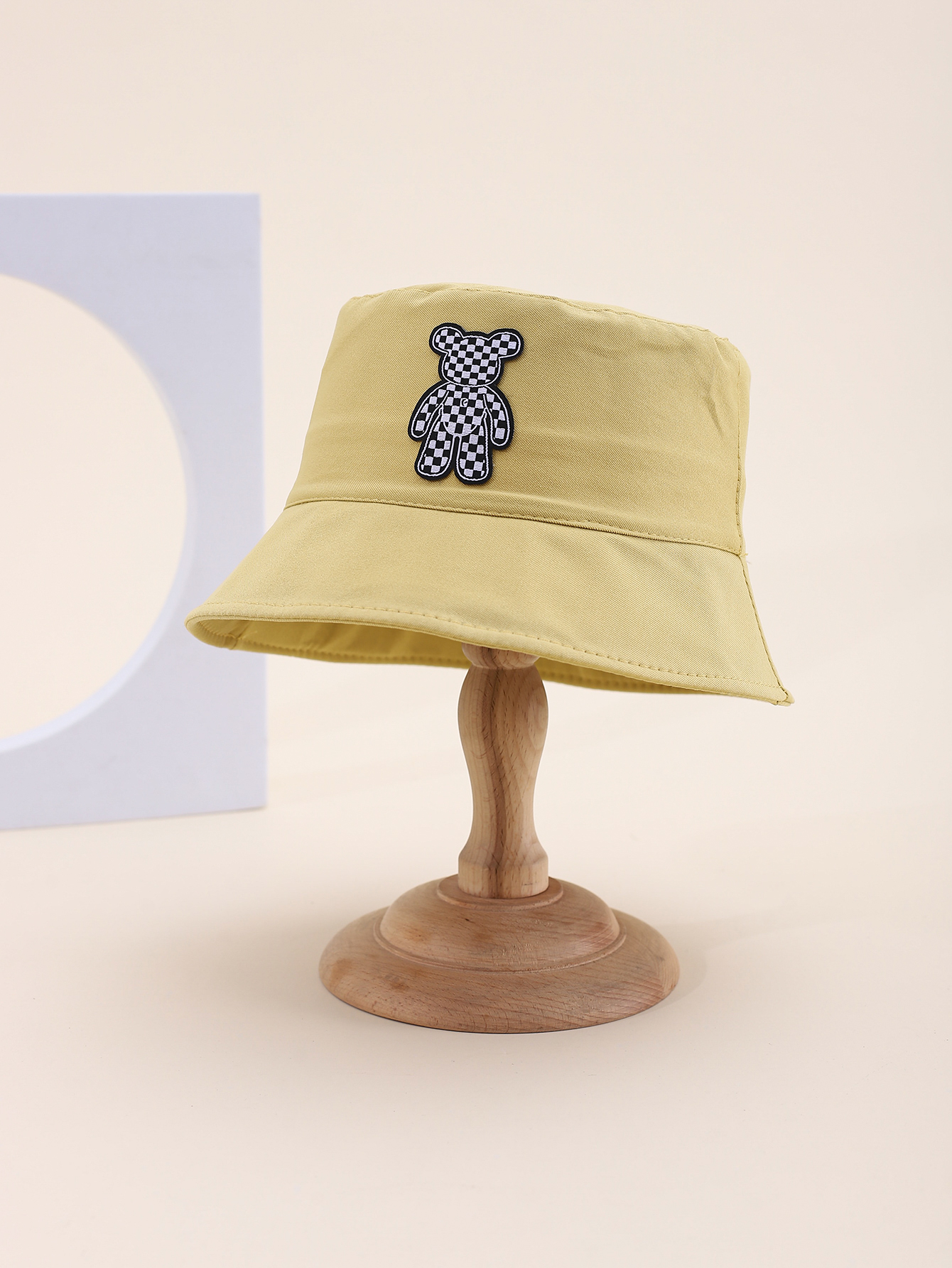 This spring and summer hit children's single-sided fisherman hat with a big bear label is cute, cartoonish, classic and versatile. It's a unique children's single-sided fisherman hat with a built-in drawstring on the inner side Specification drawing