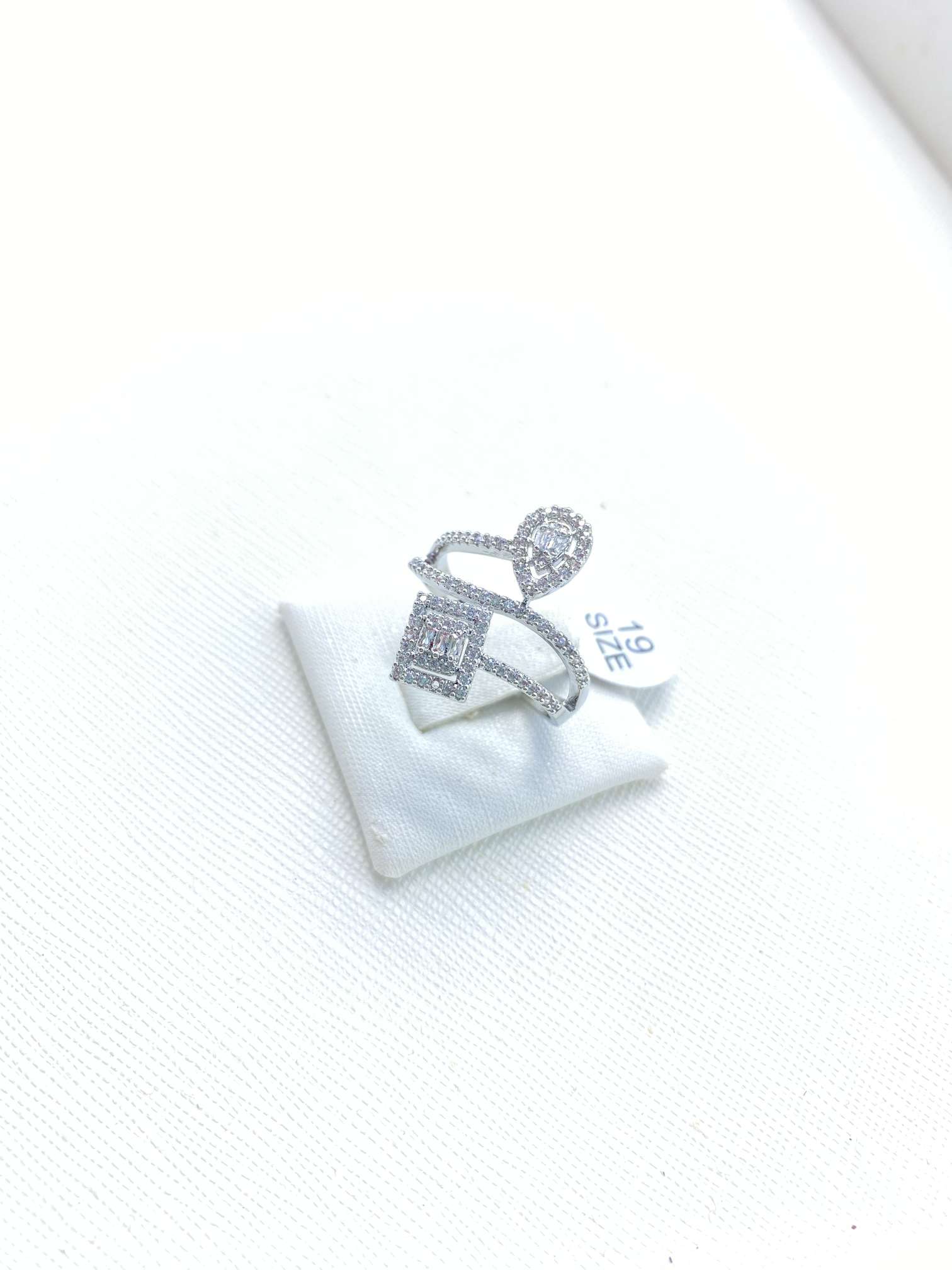 The new ring is a gentle and exquisite square diamond and water drop diamond ring. Give it to your best friend as a micro-set zircon ring