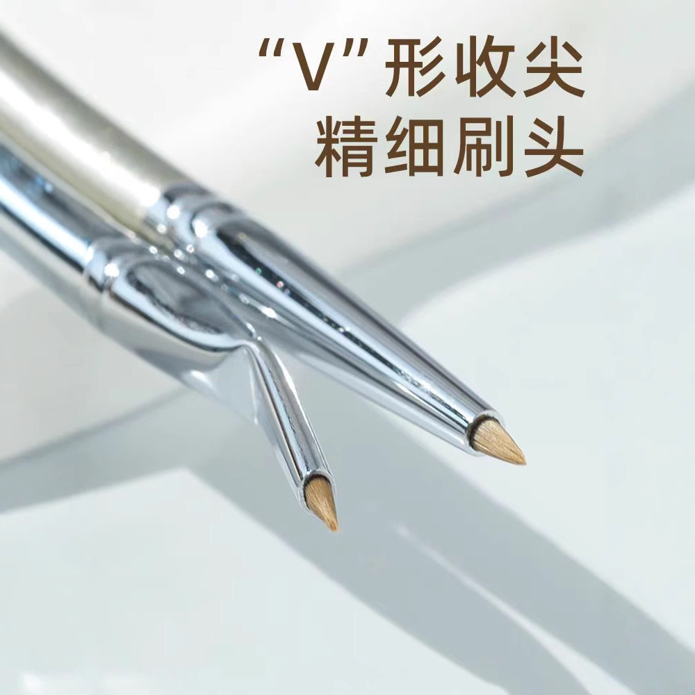 This is the same style of Guo Xiaoniu's corner-folded eyeliner brush, which is used for fine painting of the eye details from the lower eyelid to the tear trough. It is specially designed for makeup Application Scenario