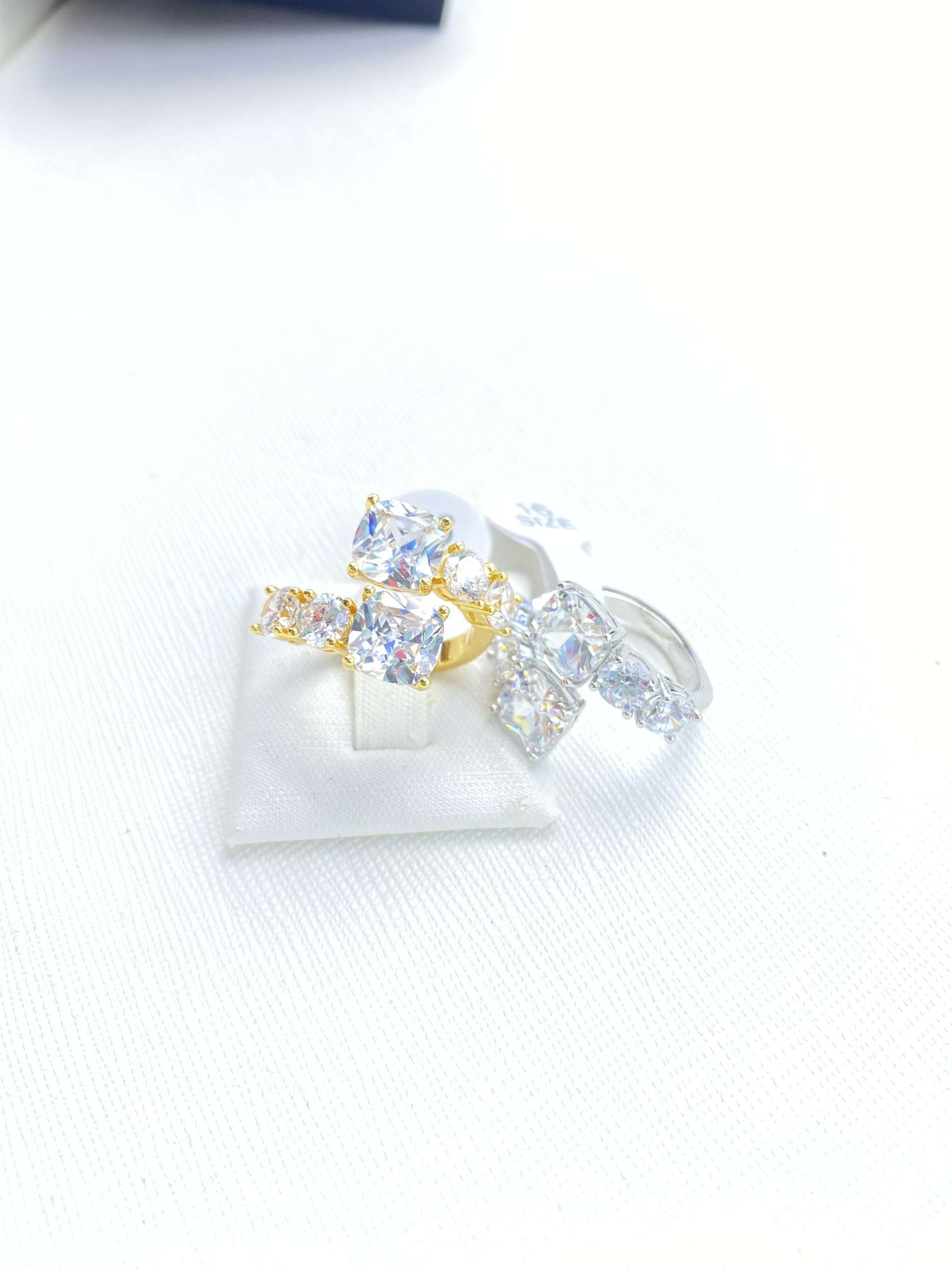The sparkling double-headed zircon open ring exudes a sense of light luxury and sophistication for women. It is an exquisite bone joint ring that is versatile and personalized for women Application Scenario