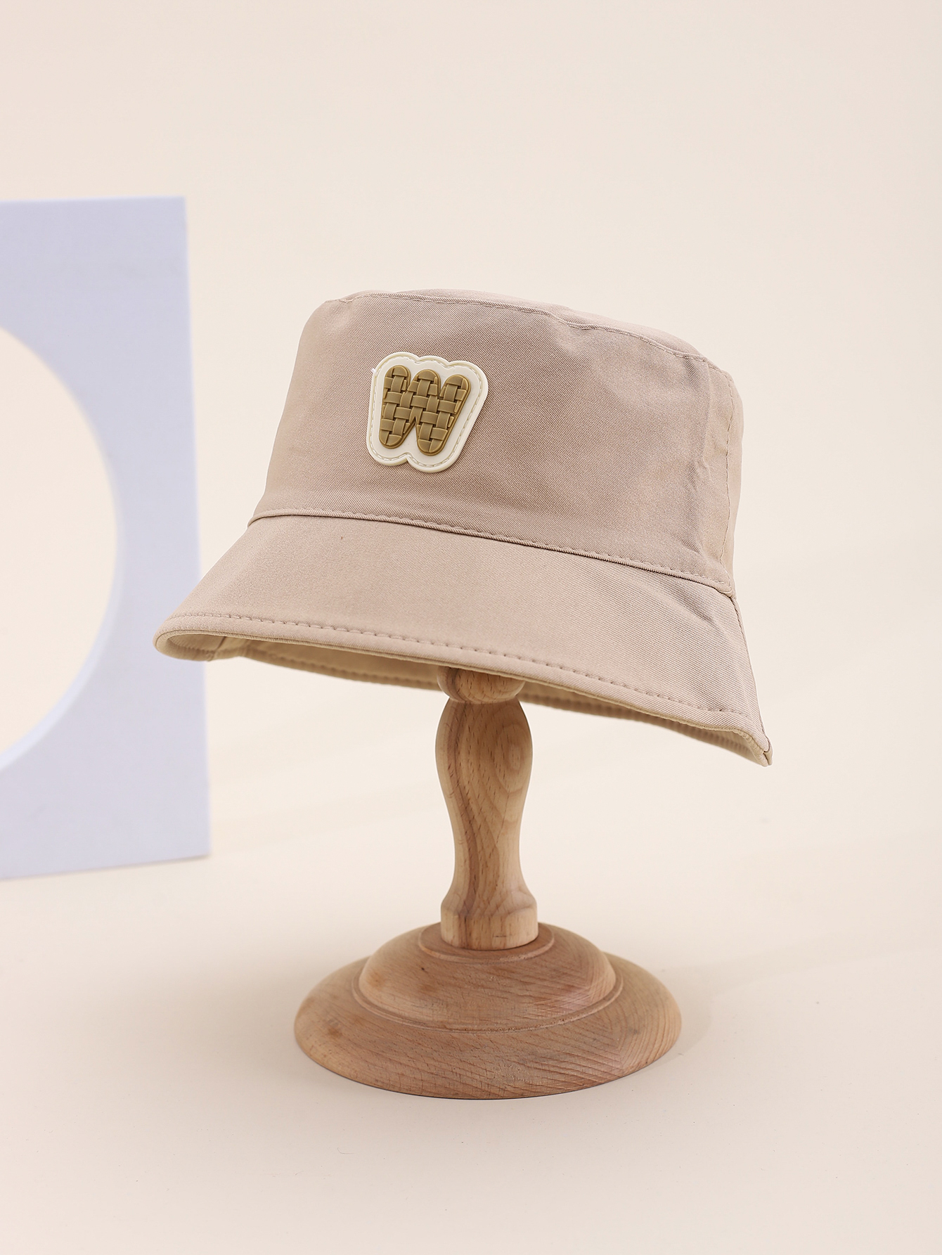 This spring and summer hit children's single-sided fisherman hat with a sticker is cute, cartoonish, classic, versatile and personalized. The inner side of this children's single-sided fisherman hat comes with a drawstring Specification drawing