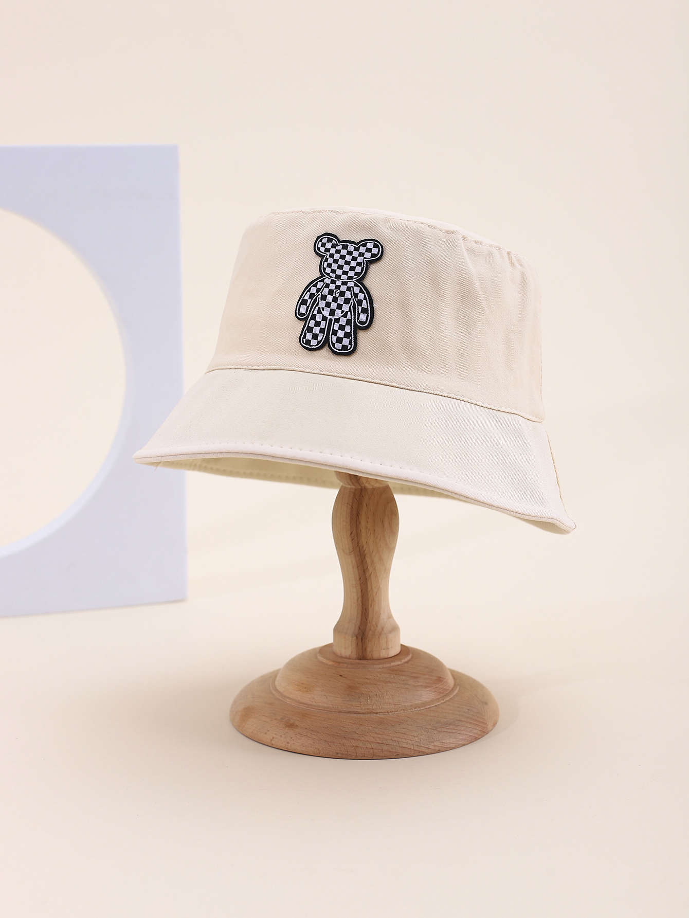 This spring and summer hit children's single-sided fisherman hat with a big bear label is cute, cartoonish, classic and versatile. It's a unique children's single-sided fisherman hat with a built-in drawstring on the inner side Application Scenario