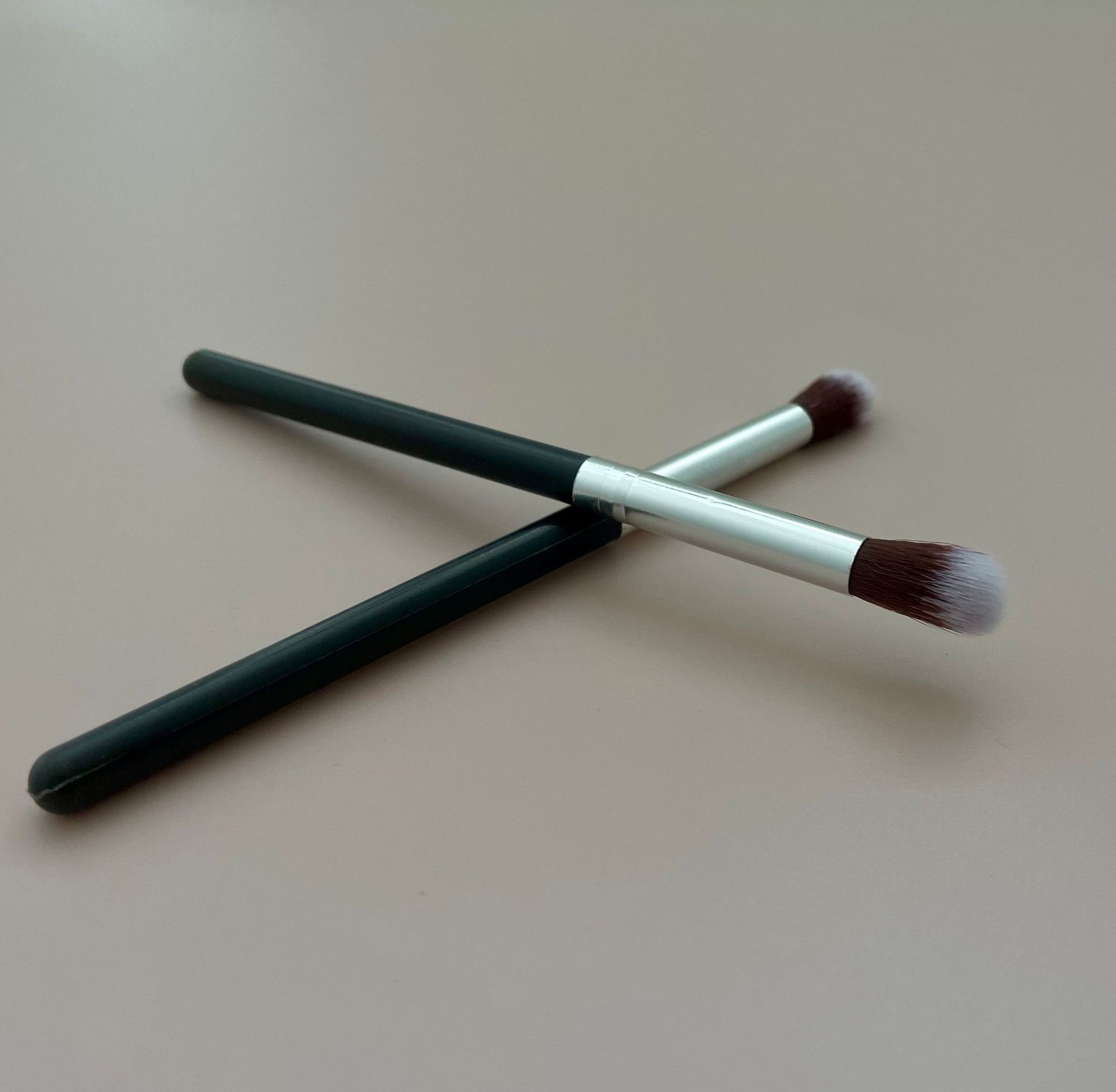 Cangzhou single white and black dual-color nose shadow brush, eyeshadow brush, and shading brush multi-functional portable makeup brush manufacturer wholesale Specification drawing
