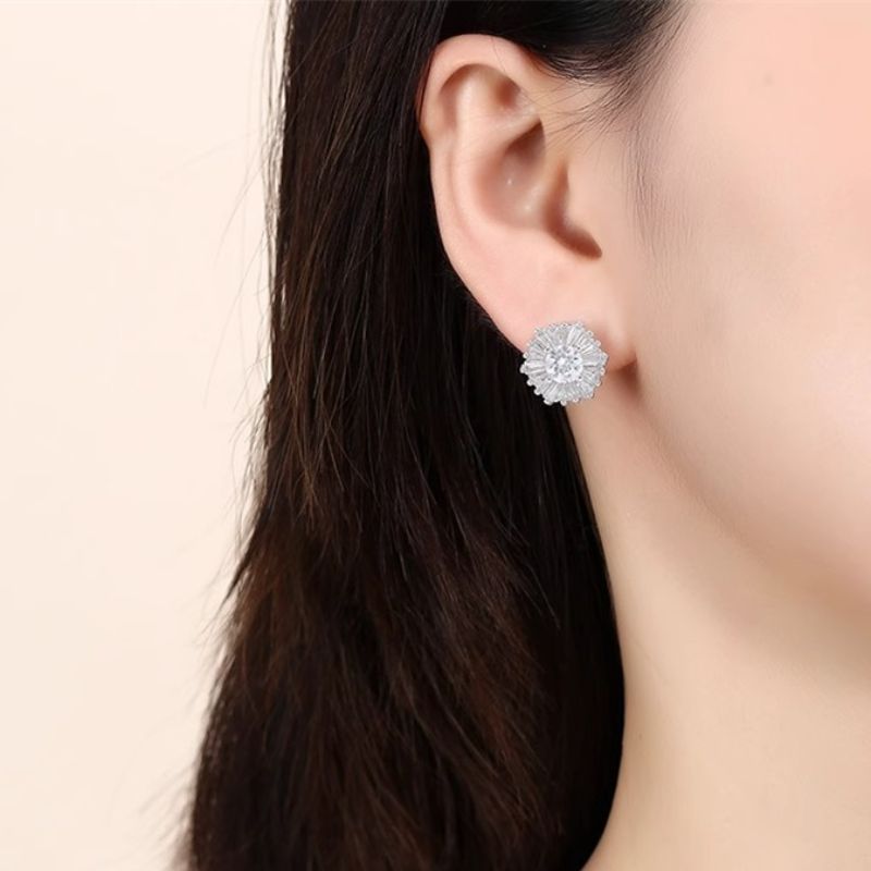 Xuhui brand exquisite and light luxury copper plated with real gold and set with zircon 925 silver needle, luxurious design and fashionable stud earrings full figure