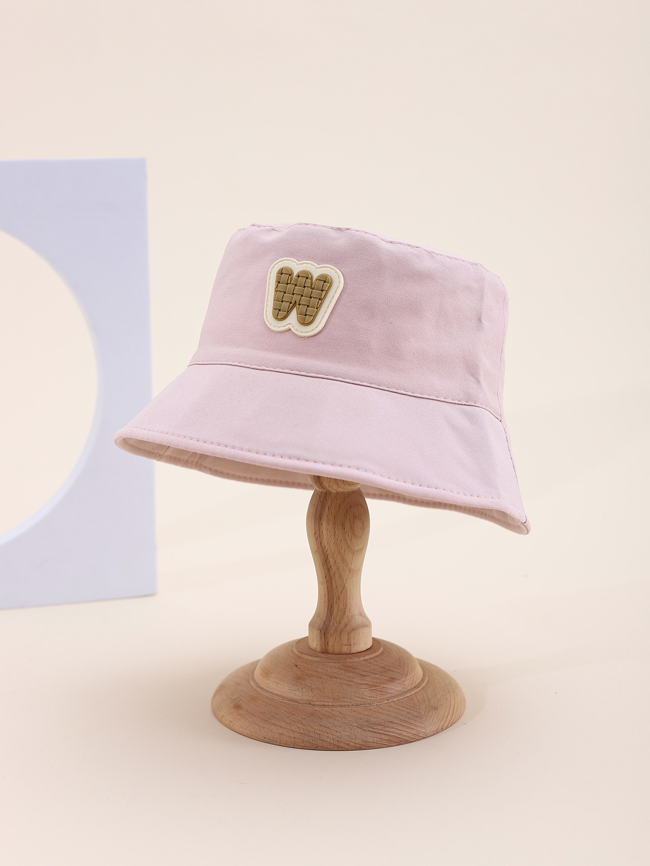 This spring and summer hit children's single-sided fisherman hat with a sticker is cute, cartoonish, classic, versatile and personalized. The inner side of this children's single-sided fisherman hat comes with a drawstring Item Picture