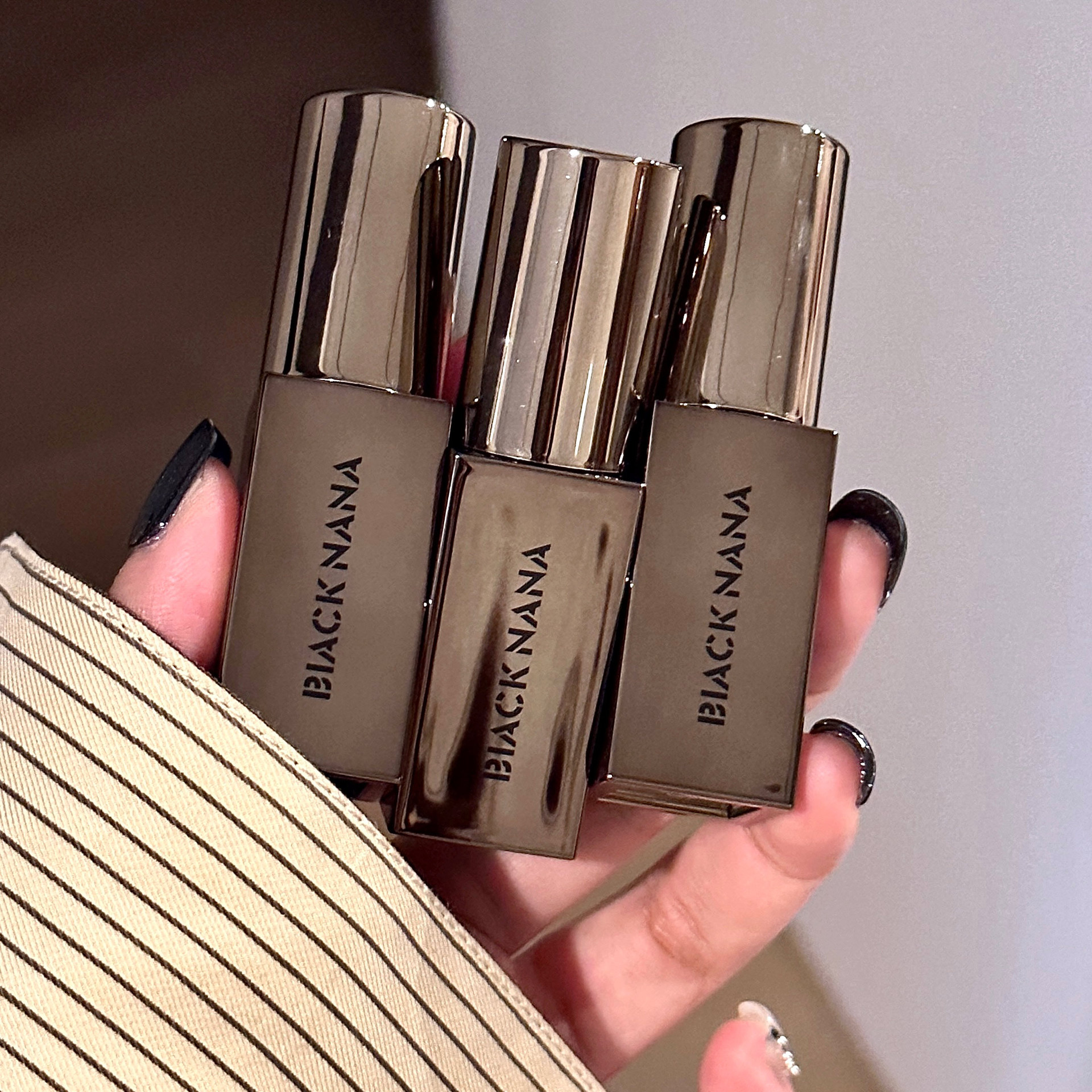 BLACK NANA misty velvet Lip Gloss is smooth and matte, highlighting a whitening effect. The lip gloss does not dry and is versatile for autumn and winter. Affordable for cross-border use full figure