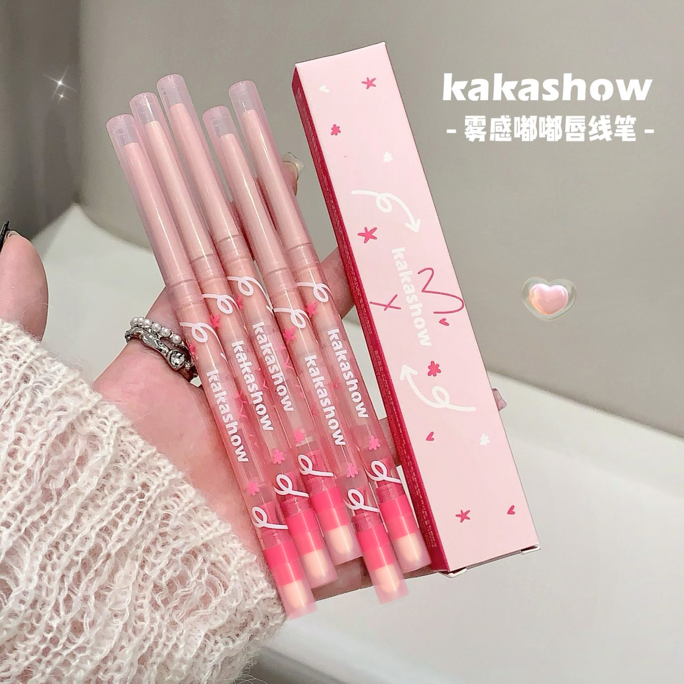 kakashow's foggy dudu lip liner pen delicately and smoothly Outlines the lip shape. It comes with a built-in lip brush and pencil sharpener full figure