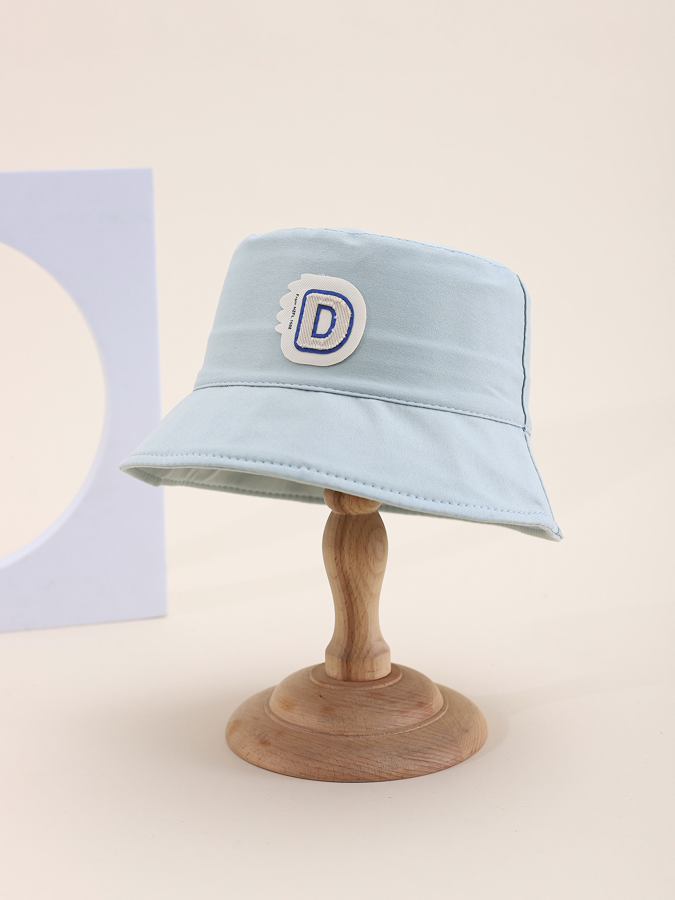 This is a popular children's single-sided fisherman hat with a label for spring and summer. It's cute, cartoonish, classic, versatile and personalized. The inner side of this children's single-sided fisherman hat comes with a drawstring Item Picture