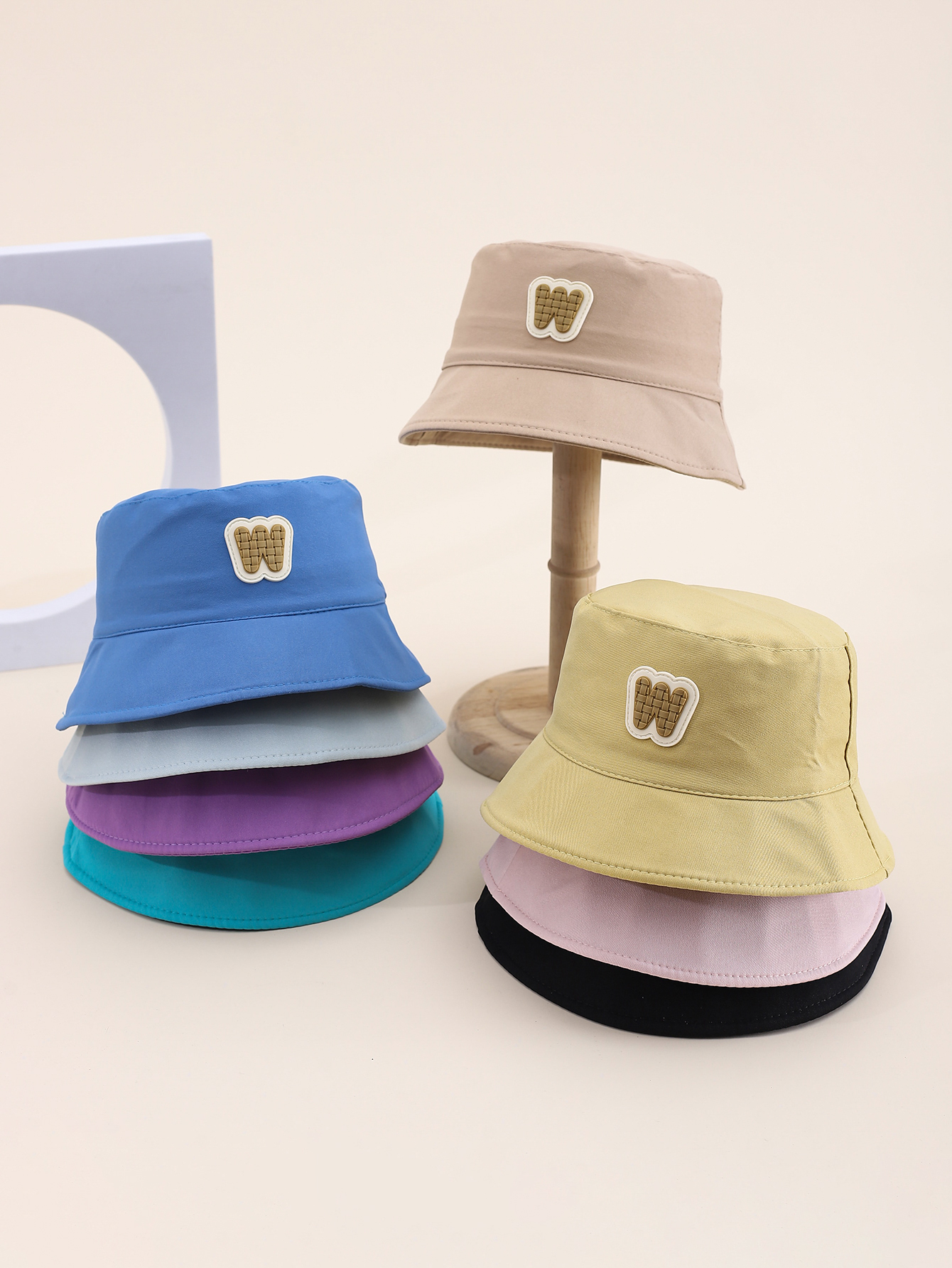 This spring and summer hit children's single-sided fisherman hat with a sticker is cute, cartoonish, classic, versatile and personalized. The inner side of this children's single-sided fisherman hat comes with a drawstring full figure