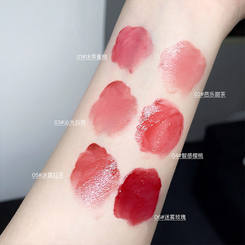 Gege bear Goge Little Bear Lustrous Mirror Surface Water Gloss Lip Gloss for natural whitening and color enhancement, affordable lip gloss for girls Application Scenario