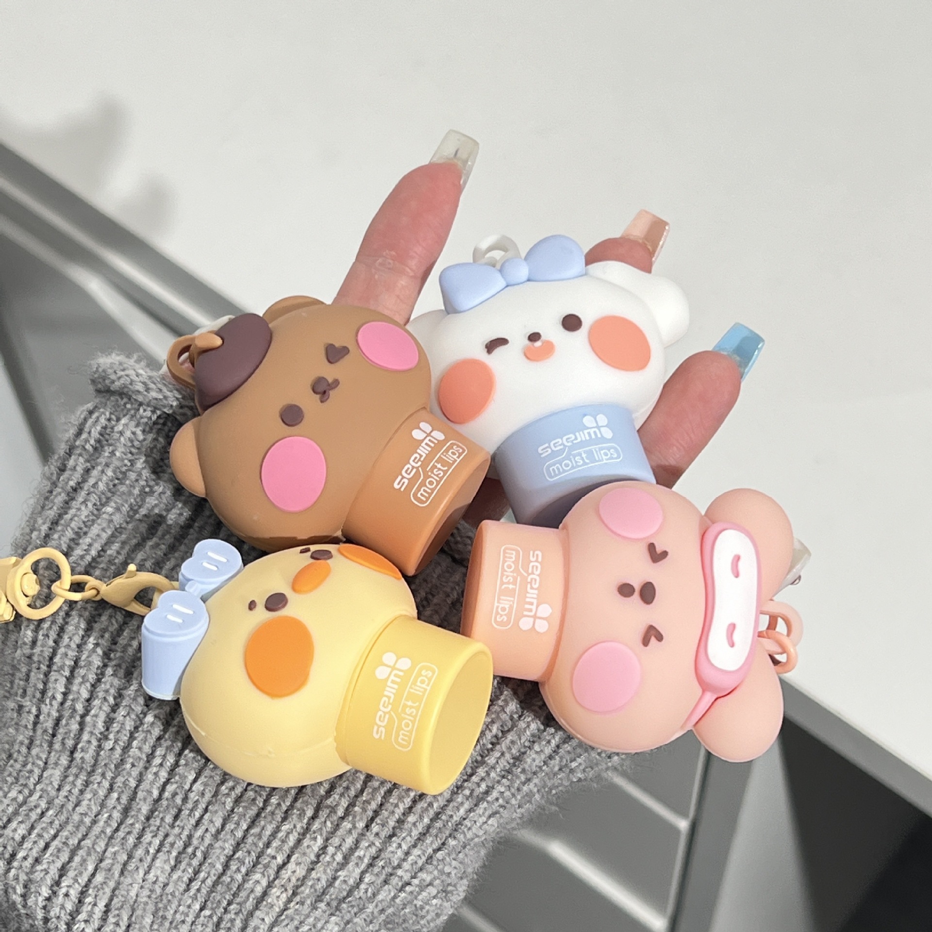 Shijing Girls' and Children's Moisturizing Lip Balm Moisturizing Double Protection Lip Balm Pendant Moisturizing and Anti-cracking Autumn and Winter Lipstick Base Application Scenario
