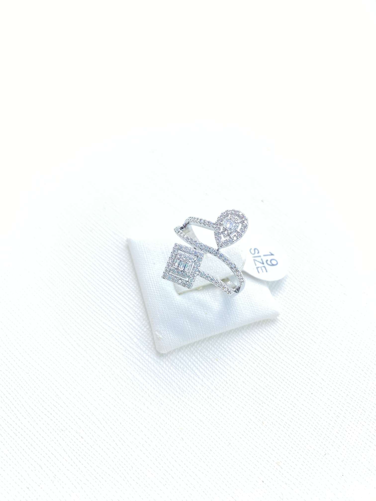 The new ring is a gentle and exquisite square diamond and water drop diamond ring. Give it to your best friend as a micro-set zircon ring details Picture