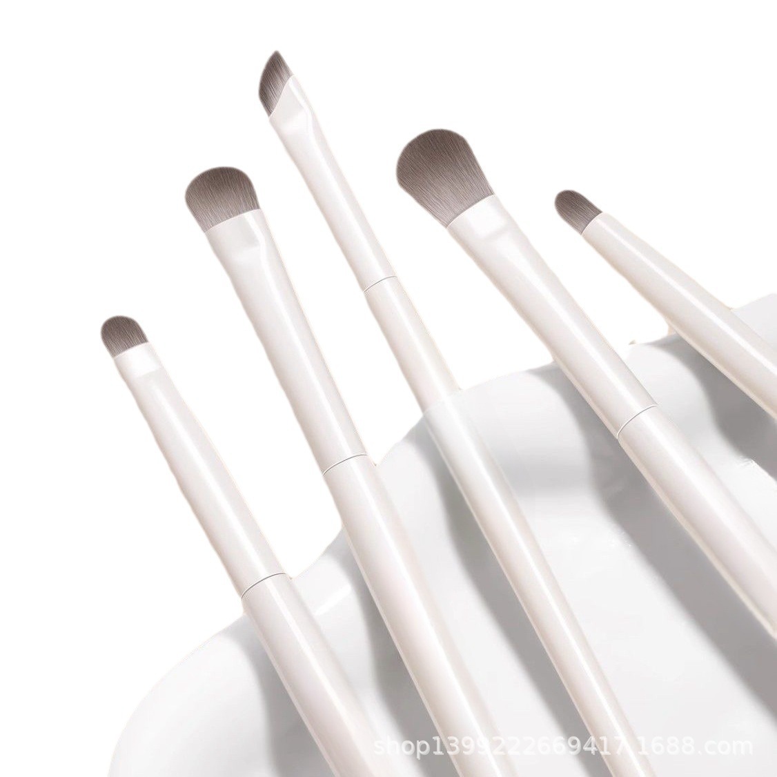 The eyeshadow brush provides detailed coverage for the eyes, including the under-eye makeup and the soft bristle conical fine concealer. It is portable Item Picture