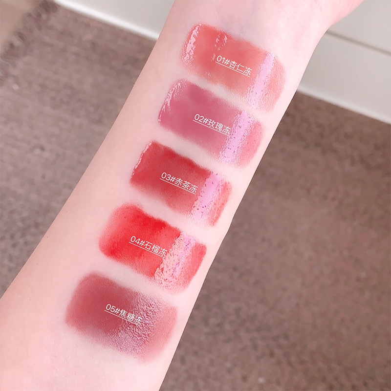 Gege bear Crystal Clear Locking Light Lip Freeze for Spring and Summer hydrates, moisturizes, brightening, prevents dryness and cracking, and the mirror surface is not easy to stick to the cup for makeup Application Scenario