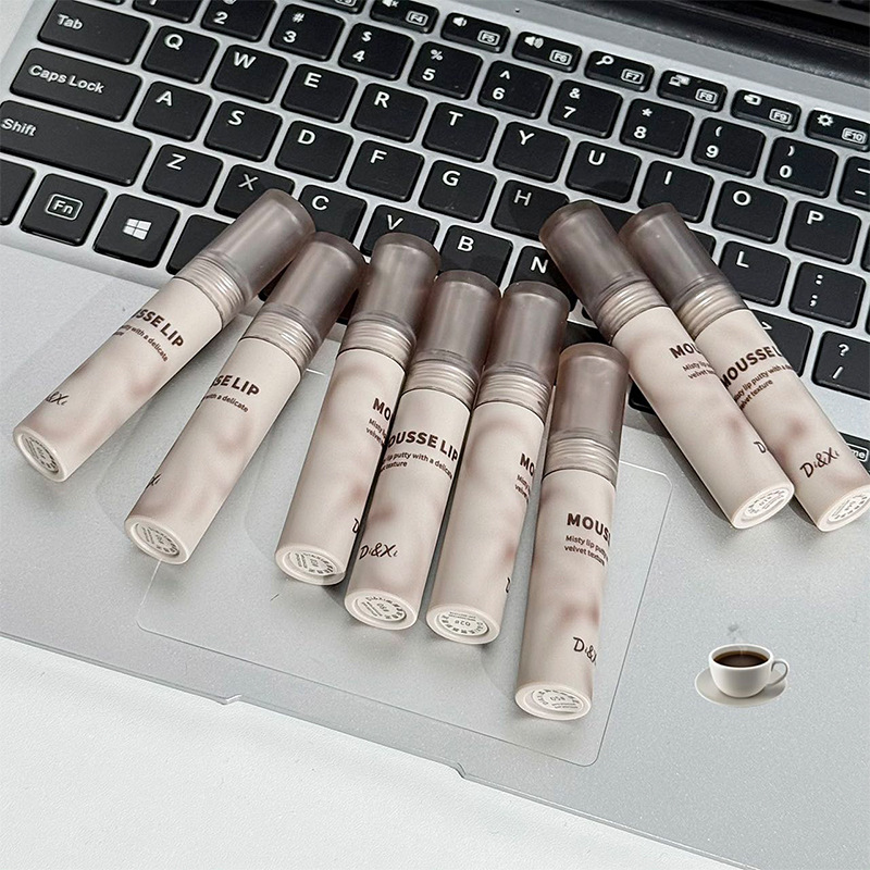 DI&XI Soft Mist Mousse Lip Mud has a matte mist effect that makes the skin look fair and long-lasting without fading. It is an affordable lipstick with a variety of colors to choose from full figure