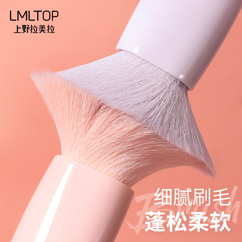 LMLTOP's best-selling loose brush 2-piece travel mini portable tongue-shaped makeup brush SY611 Application Scenario