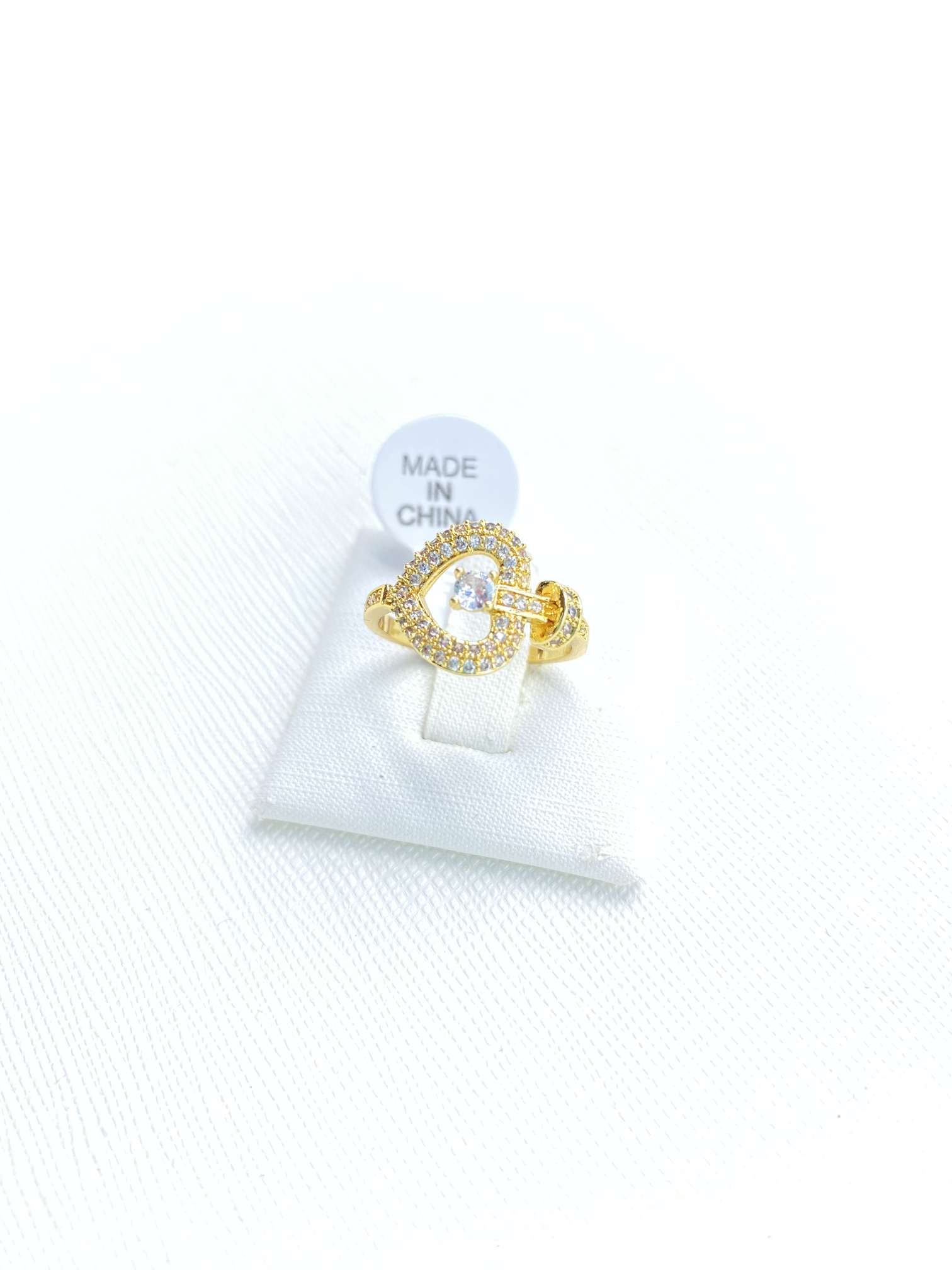 The new 2025 heart-shaped ring features a sweet and niche design with a versatile and elegant style. It is a micro-set zircon ring Specification image